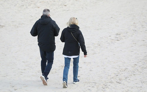 Paar geht am Strand spazieren - Foto: via dts Nachrichtenagentur