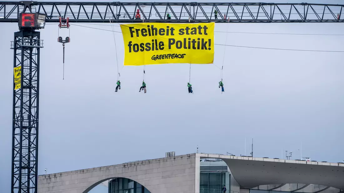 Die Umweltschutzorganisation Greenpeace machte mit einer Aktion vor dem Kanzleramt Druck. - Bild: Michael Kappeler/dpa