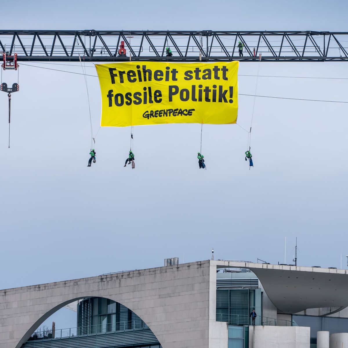 Die Umweltschutzorganisation Greenpeace machte mit einer Aktion vor dem Kanzleramt Druck. - Foto: Michael Kappeler/dpa