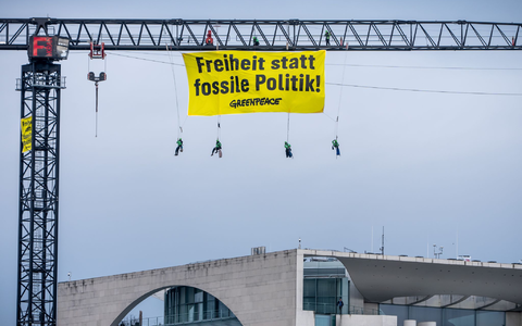 Die Umweltschutzorganisation Greenpeace machte mit einer Aktion vor dem Kanzleramt Druck. - Foto: Michael Kappeler/dpa