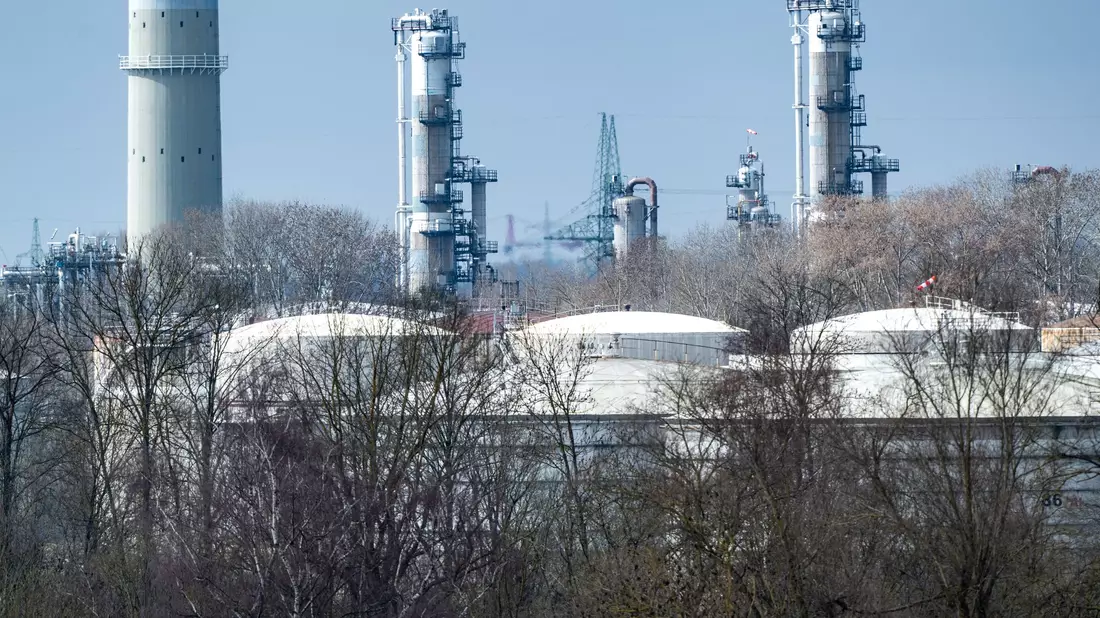 Sollte der Iran-Krieg weitergehen, könnte es im schlimmsten Fall in einigen Wochen zu Engpässen bei Kraftstoffen kommen. (Symbolbild) - Bild: Armin Weigel/dpa