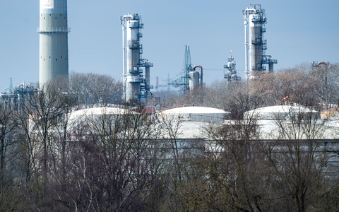 Sollte der Iran-Krieg weitergehen, könnte es im schlimmsten Fall in einigen Wochen zu Engpässen bei Kraftstoffen kommen. (Symbolbild) - Foto: Armin Weigel/dpa