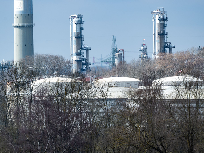 Sollte der Iran-Krieg weitergehen, könnte es im schlimmsten Fall in einigen Wochen zu Engpässen bei Kraftstoffen kommen. (Symbolbild) - Foto: Armin Weigel/dpa