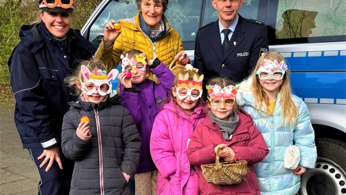 POL-HA: Ostereiaktion 2026: Kinder überwachen mit der Polizei und der Verkehrswacht den Straßenverkehr - Foto: presseportal.de