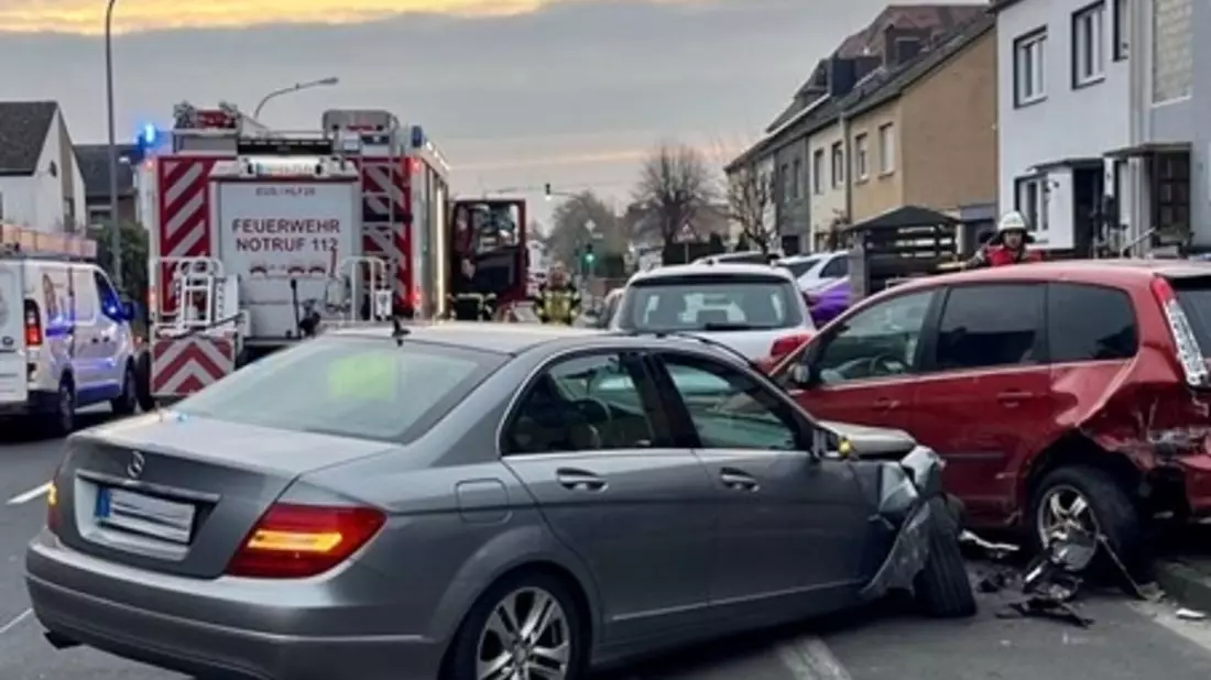 POL-EU: Verkehrsunfall nach Sekundenschlaf - Vier Fahrzeuge beschädigt - Bild: presseportal.de