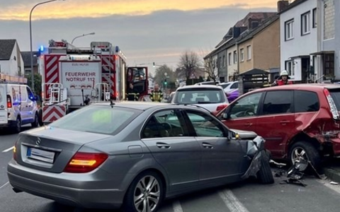 POL-EU: Verkehrsunfall nach Sekundenschlaf - Vier Fahrzeuge beschädigt - Foto: presseportal.de