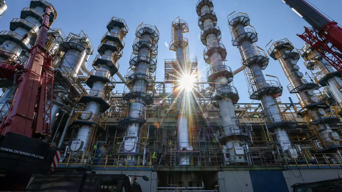 Für die Beschäftigten in der Chemiebranche soll es mehr Geld geben (Archivbild) - Bild: Jan Woitas/dpa