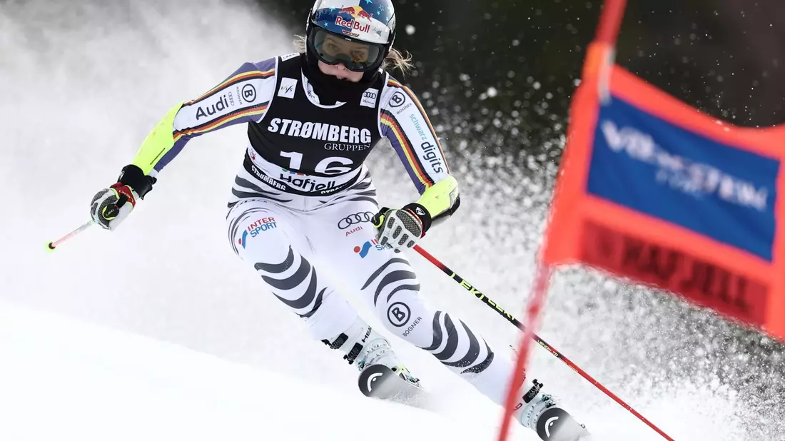 Emma Aicher hielt den Kampf um den Gesamtweltcup bis zum Schluss spannend. - Bild: Gabriele Facciotti/AP/dpa