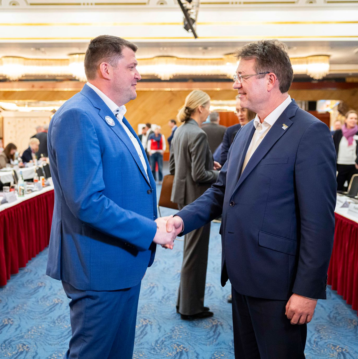 Zum Verhandlungsauftakt Anfang Februar in Hannover begrüßten sich die Verhandlungsführer Oliver Heinrich (IG BCE, links) und Matthias Bürk (BAVC) per Handschlag.  - Foto: Michael Matthey/dpa