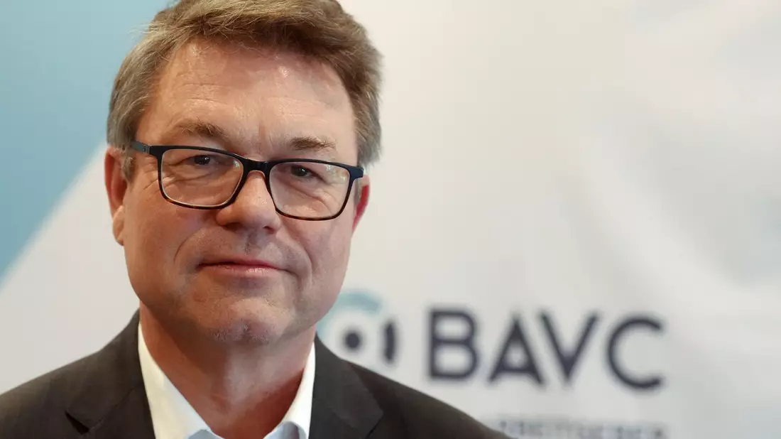 Matthias Bürk, Verhandlungsführer beim Arbeitgeberverband BAVC verweist auf die Krise der Chemiebranche (Archivbild) - Bild: Thomas Frey/dpa