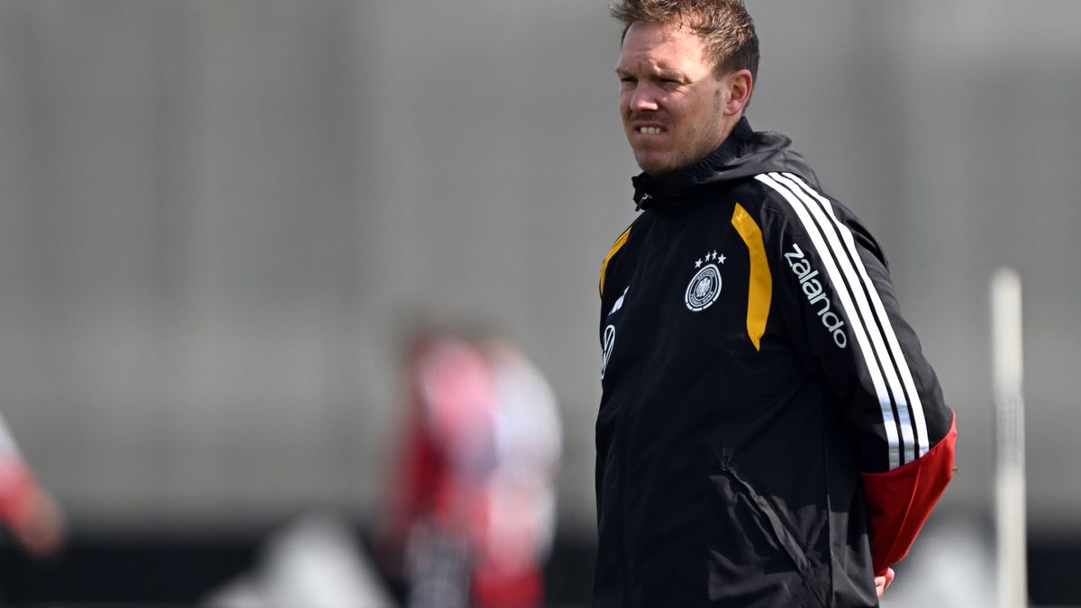 Julian Nagelsmann beobachtet das Training der Nationalmannschaft.  - Foto: Federico Gambarini/dpa
