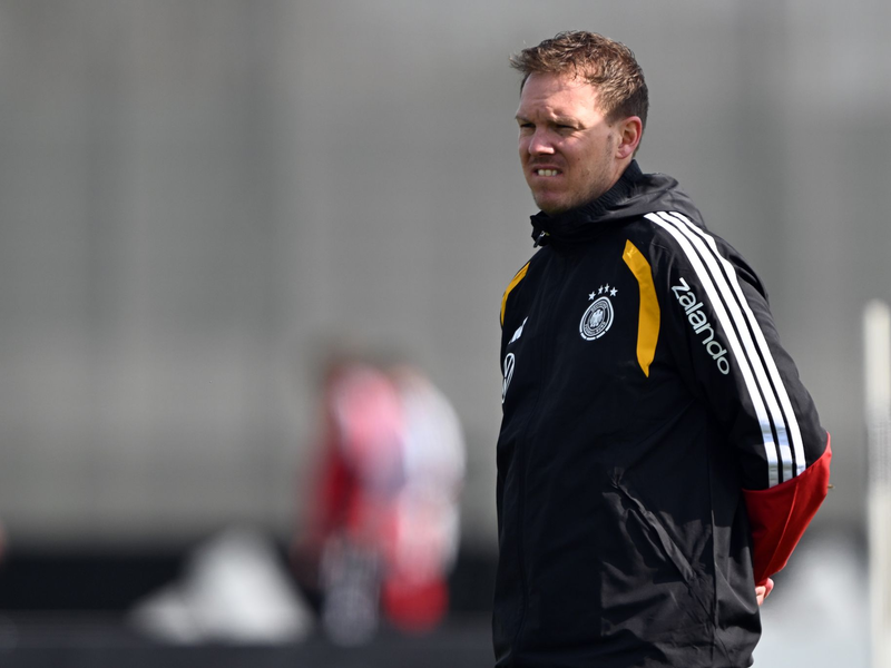 Julian Nagelsmann beobachtet das Training der Nationalmannschaft.  - Foto: Federico Gambarini/dpa