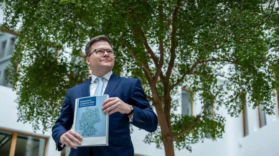 Umweltminister Carsten Schneider (SPD) sieht das neue Klimaschutzprogramm als Fortschritt - steckt aber auch reichlich Kritik dafür ein. - Bild: Michael Kappeler/dpa