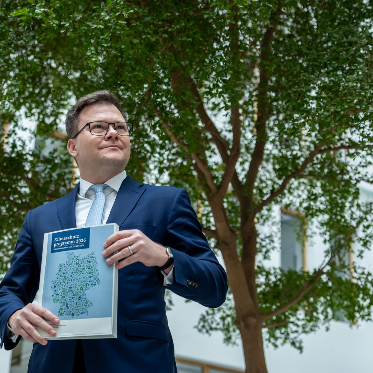 Umweltminister Carsten Schneider (SPD) sieht das neue Klimaschutzprogramm als Fortschritt - steckt aber auch reichlich Kritik dafür ein. - Foto: Michael Kappeler/dpa