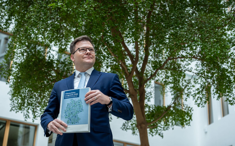 Umweltminister Carsten Schneider (SPD) sieht das neue Klimaschutzprogramm als Fortschritt - steckt aber auch reichlich Kritik dafür ein. - Foto: Michael Kappeler/dpa