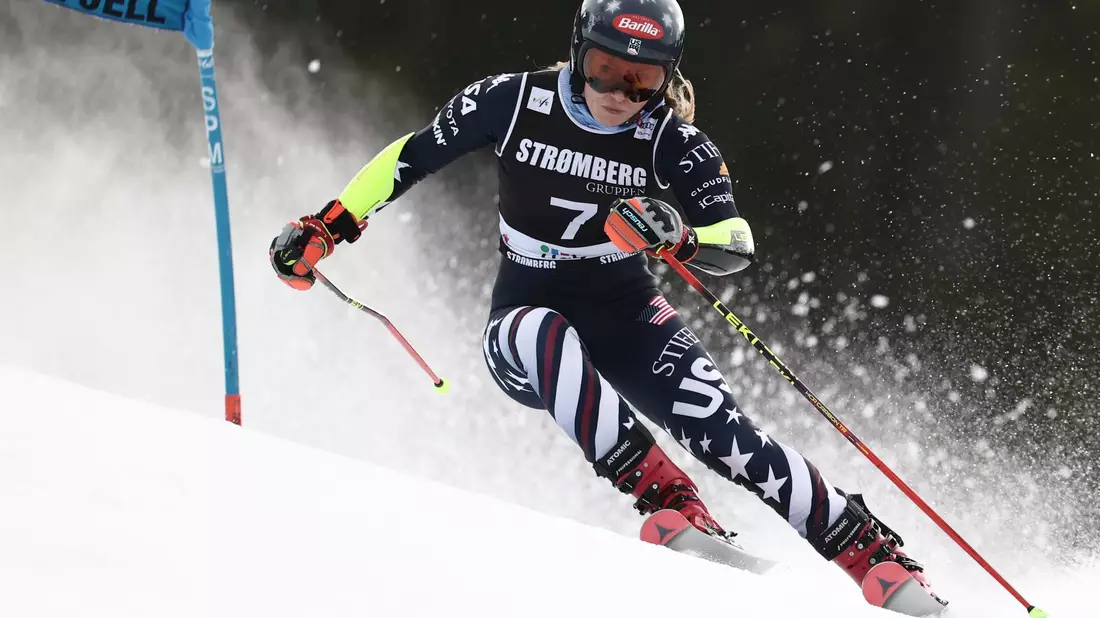 US-Skistar Mikaela Shiffrin holt den Sieg im Gesamtweltcup.  - Bild: Gabriele Facciotti/AP/dpa
