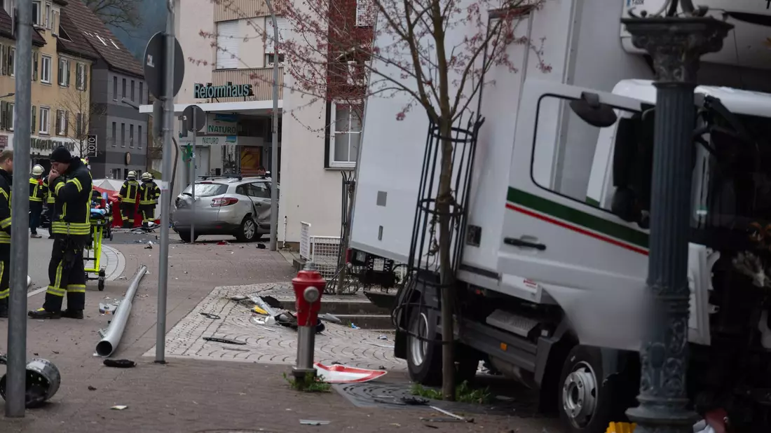 Erst die Hauswand einer Gaststätte bringt den Transporter zum Stehen. - Bild: Joshua Rzepka/onw-images/dpa