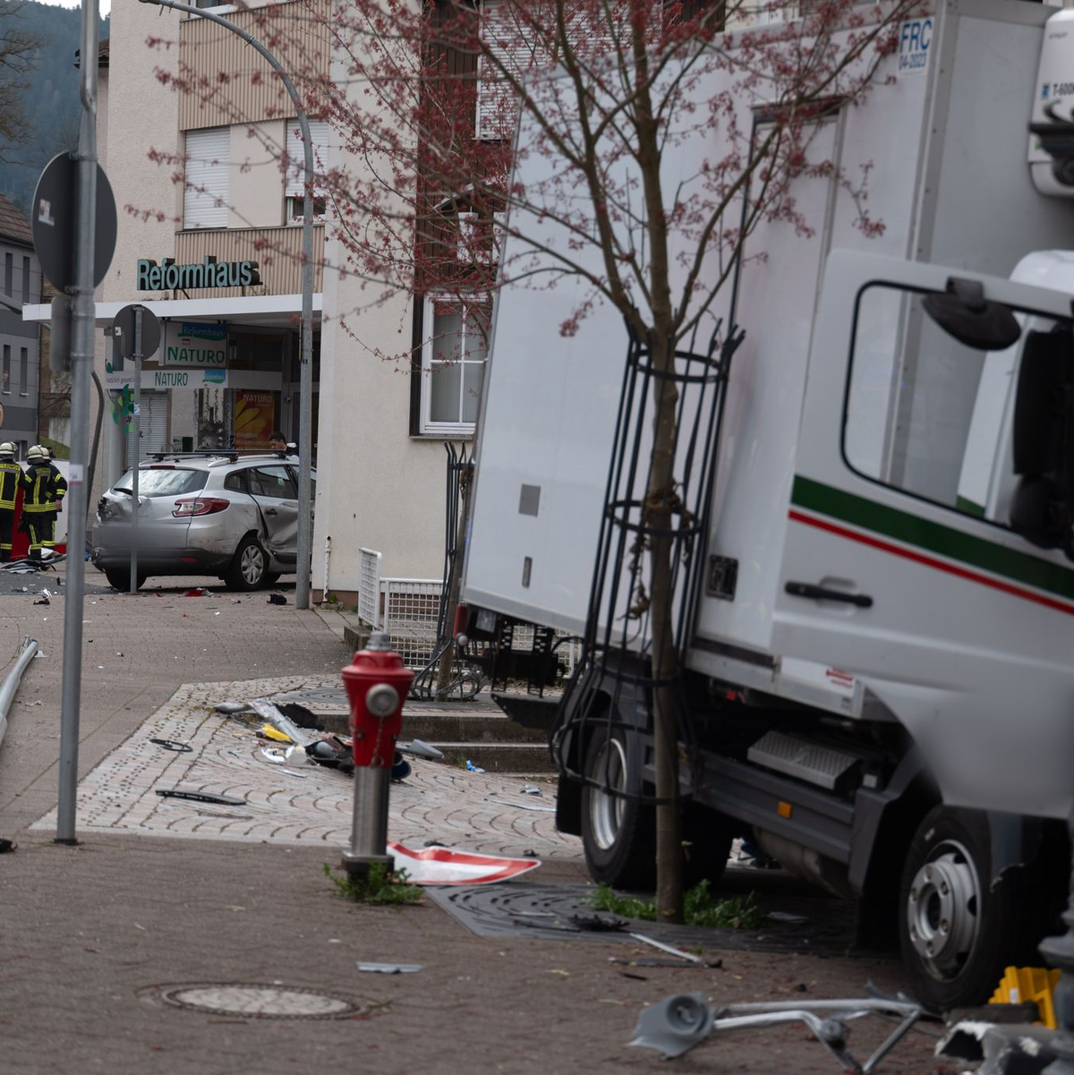 Erst die Hauswand einer Gaststätte bringt den Transporter zum Stehen. - Foto: Joshua Rzepka/onw-images/dpa