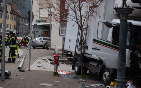 Erst die Hauswand einer Gaststätte bringt den Transporter zum Stehen. - Foto: Joshua Rzepka/onw-images/dpa