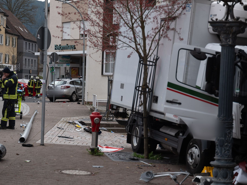 Erst die Hauswand einer Gaststätte bringt den Transporter zum Stehen. - Foto: Joshua Rzepka/onw-images/dpa