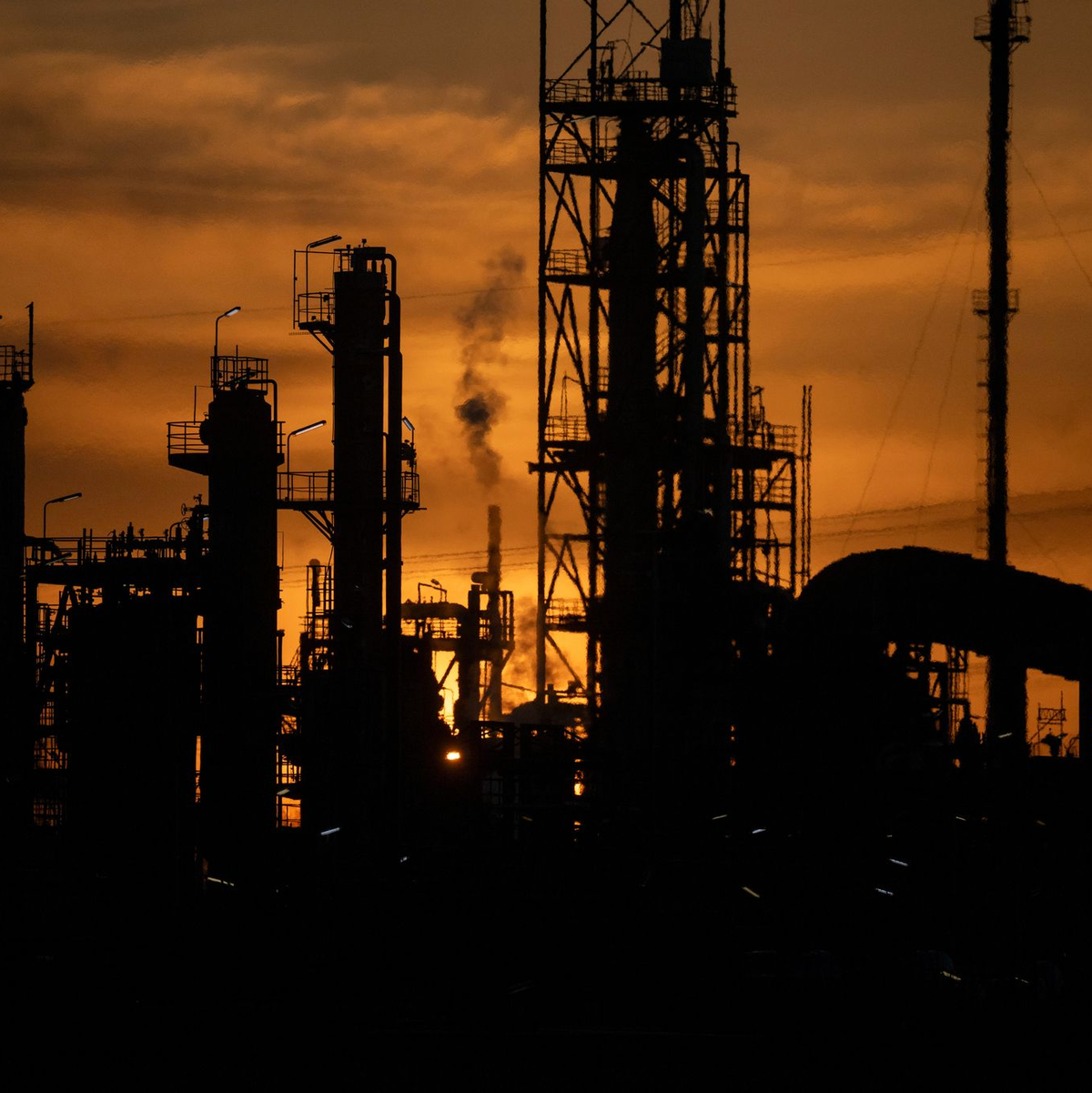 Die Abhängigkeit von globalen Krisen ist vielen in den Unternehmen bewusst, aktuell im Fokus: der Ölpreis. (Symbolfoto) - Foto: Marijan Murat/dpa