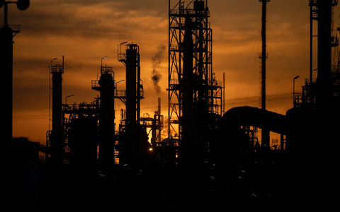 Die Abhängigkeit von globalen Krisen ist vielen in den Unternehmen bewusst, aktuell im Fokus: der Ölpreis. (Symbolfoto) - Foto: Marijan Murat/dpa Die Abhängigkeit von globalen Krisen ist vielen in den Unternehmen bewusst, aktuell im Fokus: der Ölpreis. (Symbolfoto) - Foto: Marijan Murat/dpa