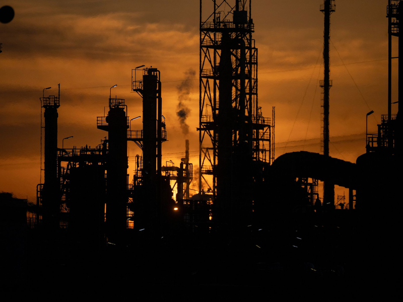 Die Abhängigkeit von globalen Krisen ist vielen in den Unternehmen bewusst, aktuell im Fokus: der Ölpreis. (Symbolfoto) - Foto: Marijan Murat/dpa