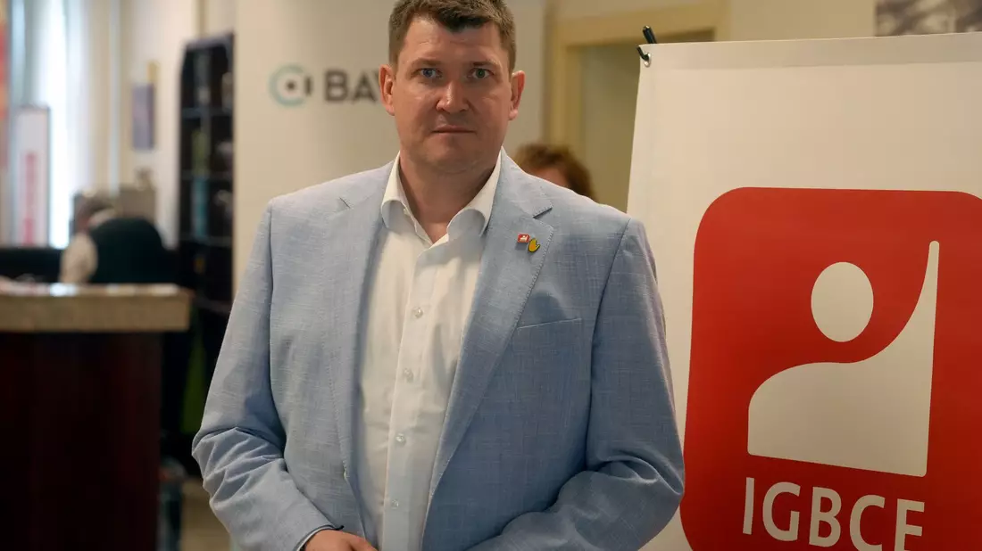 Oliver Heinrich, Verhandlungsführer der IG BCE, sieht nun die Unternehmen in der Pflicht (Archivbild) - Bild: Thomas Frey/dpa