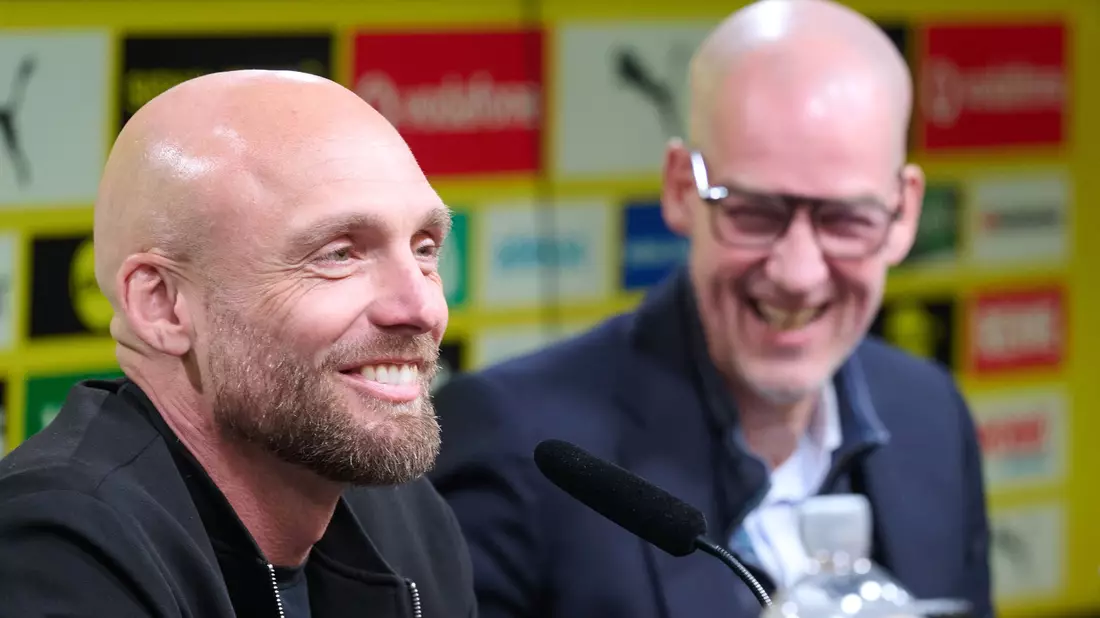 Clubchef Carsten Cramer (r.) glaubt, mit Ole Book (l.) den richtigen Sportdirektor für den BVB gefunden zu haben - Bild: Bernd Thissen/dpa