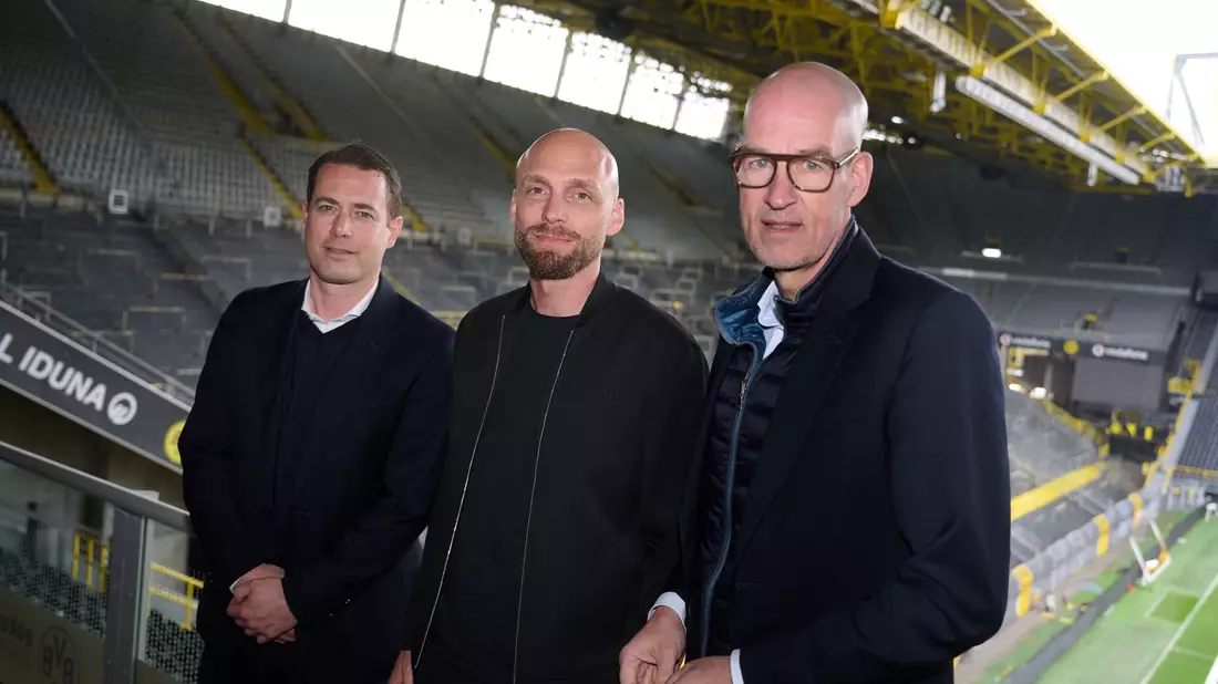 Lars Ricken (l.), Ole Book (m.) und Carsten Cramer (r.) wollen den BVB wieder titelreif machen. - Bild: Bernd Thissen/dpa