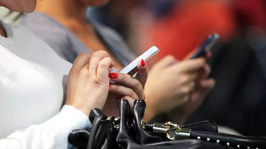 Smartphone-Nutzerinnen (Archiv) - Bild: via dts Nachrichtenagentur