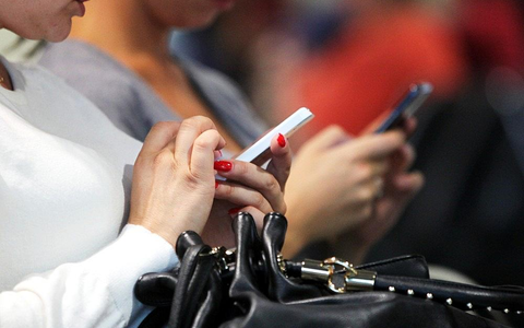 Smartphone-Nutzerinnen (Archiv) - Foto: via dts Nachrichtenagentur