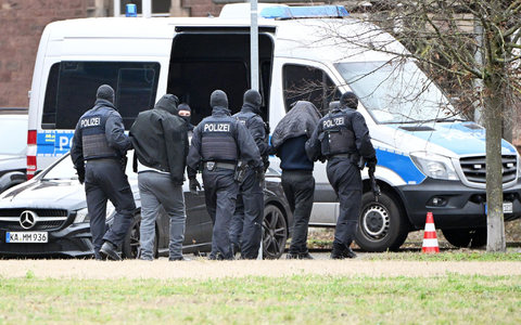 Zwei mutmaßliche Hamas-Mitglieder werden von Polizisten bei einem Hubschrauberlandeplatz von einem Hubschrauber zu einem Auto geführt. (Archivbild) - Foto: Uli Deck/dpa
