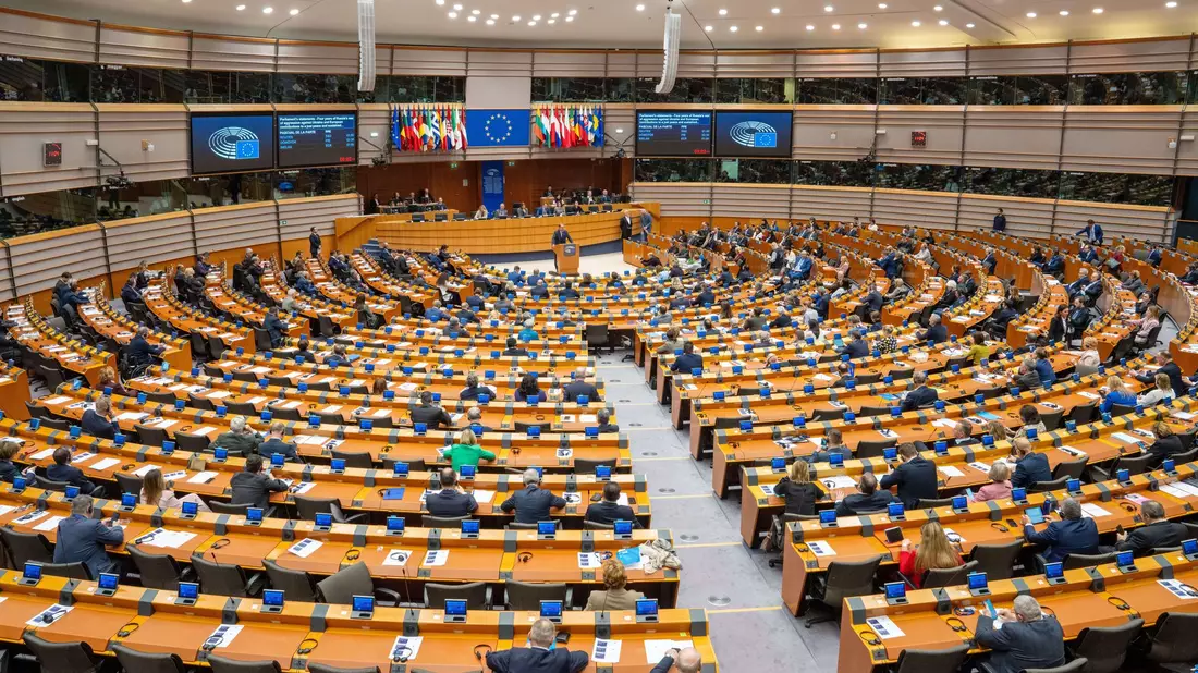 An diesem Donnerstag soll es zur Positionierung zum Migrationsgesetz eine Abstimmung im Plenum geben. (Archivbild) - Bild: Marius Burgelman/AP/dpa