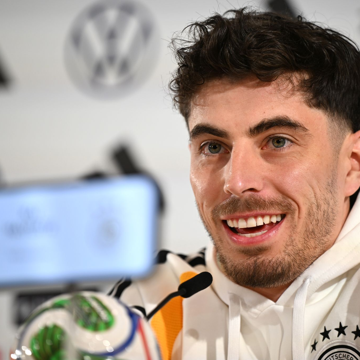 Kai Havertz spricht bei der DFB-Pressekonferenz. - Foto: Federico Gambarini/dpa