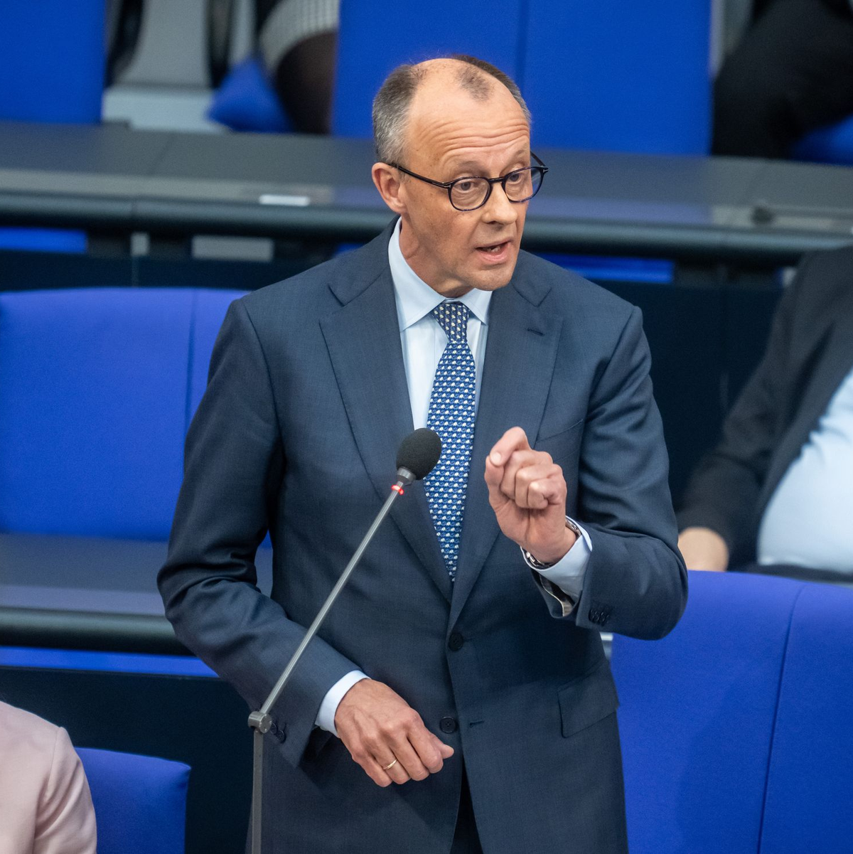 Bundeskanzler Merz plädiert im Bundestag für eine diplomatische Lösung zur Beendigung des Iran-Kriegs - Foto: Michael Kappeler/dpa