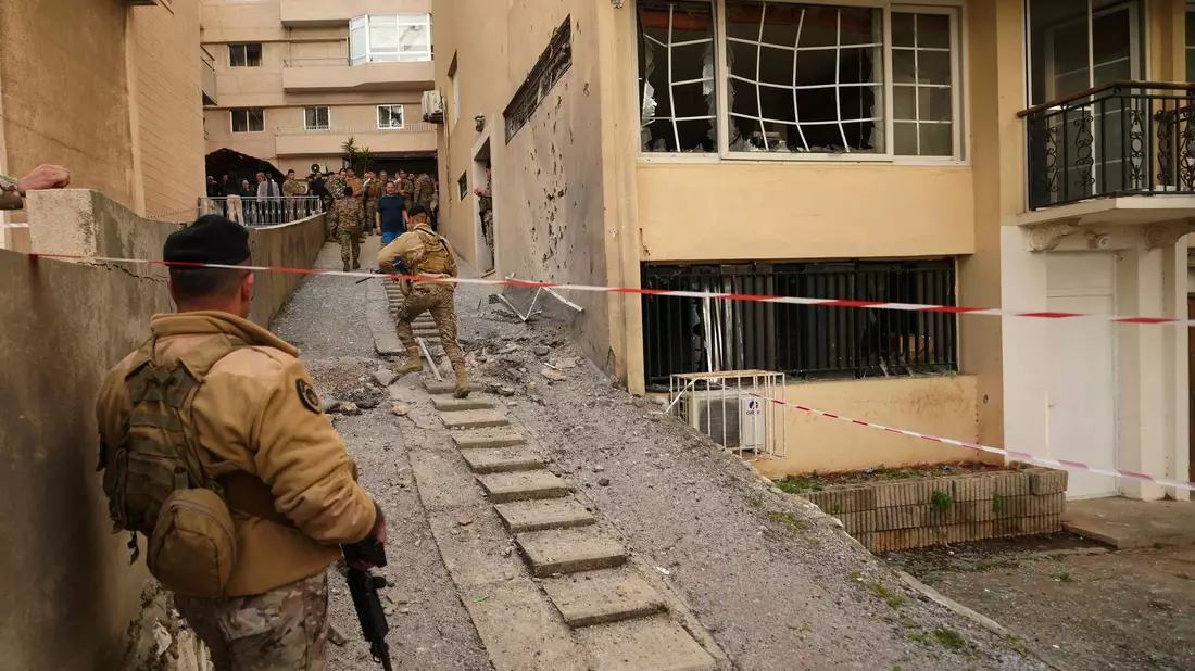 Israel greift weiter Ziele im Libanon an.  - Bild: Hassan Ammar/AP/dpa