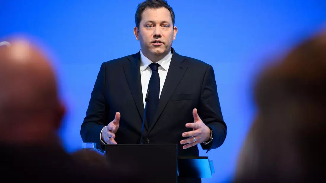 Der SPD-Chef präsentiert seinen Reformplan.  - Bild: Bernd von Jutrczenka/dpa