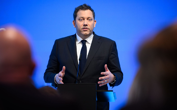 Der SPD-Chef präsentiert seinen Reformplan. - Foto: Bernd von Jutrczenka/dpa