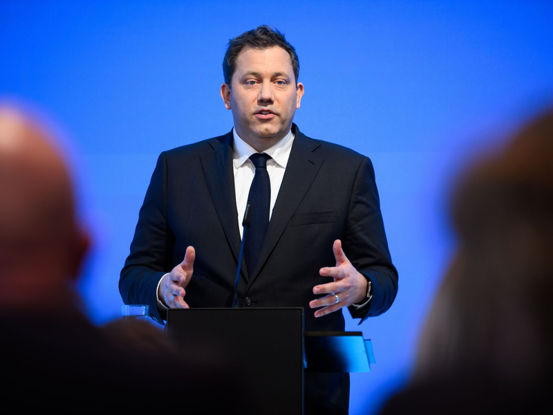 Der SPD-Chef präsentiert seinen Reformplan.  - Foto: Bernd von Jutrczenka/dpa