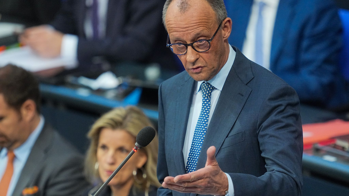 Der Regierungschef sagte im Bundestag: «Wolfram Weimer hat mein Vertrauen.» - Foto: Michael Kappeler/dpa