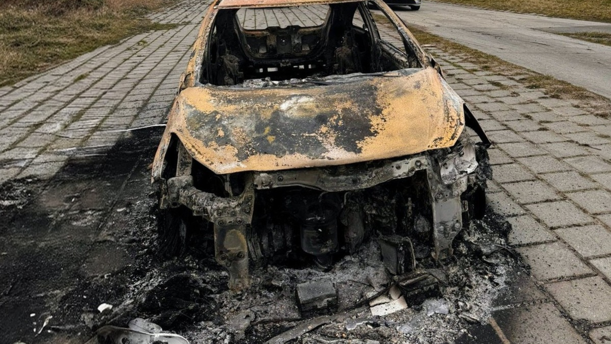 POL-STD: Balje/Oberndorf: Ausgebranntes Wrack am Deich entdeckt - Spur führt zu Einbruchdiebstahl - Foto: presseportal.de