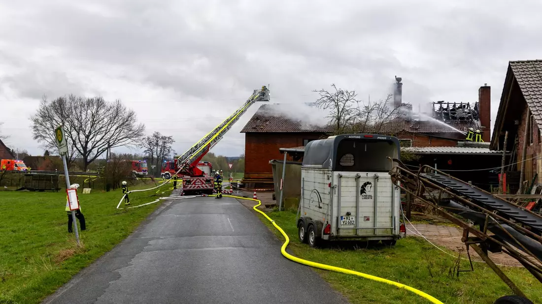 FW Porta Westfalica: 25.03.2026 - Dachstuhlbrand in Eisbergen / Bäckerei betroffen - Bild: presseportal.de