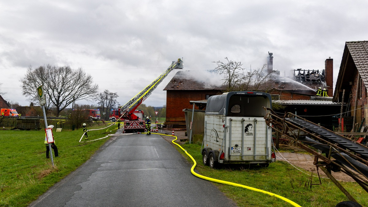 FW Porta Westfalica: 25.03.2026 - Dachstuhlbrand in Eisbergen / Bäckerei betroffen - Foto: presseportal.de