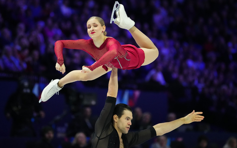 Minerva Hase und Nikita Volodin liegen bei der Eiskunstlauf-WM nach dem Kurzprogramm in Führung. - Foto: Petr David Josek/AP/dpa