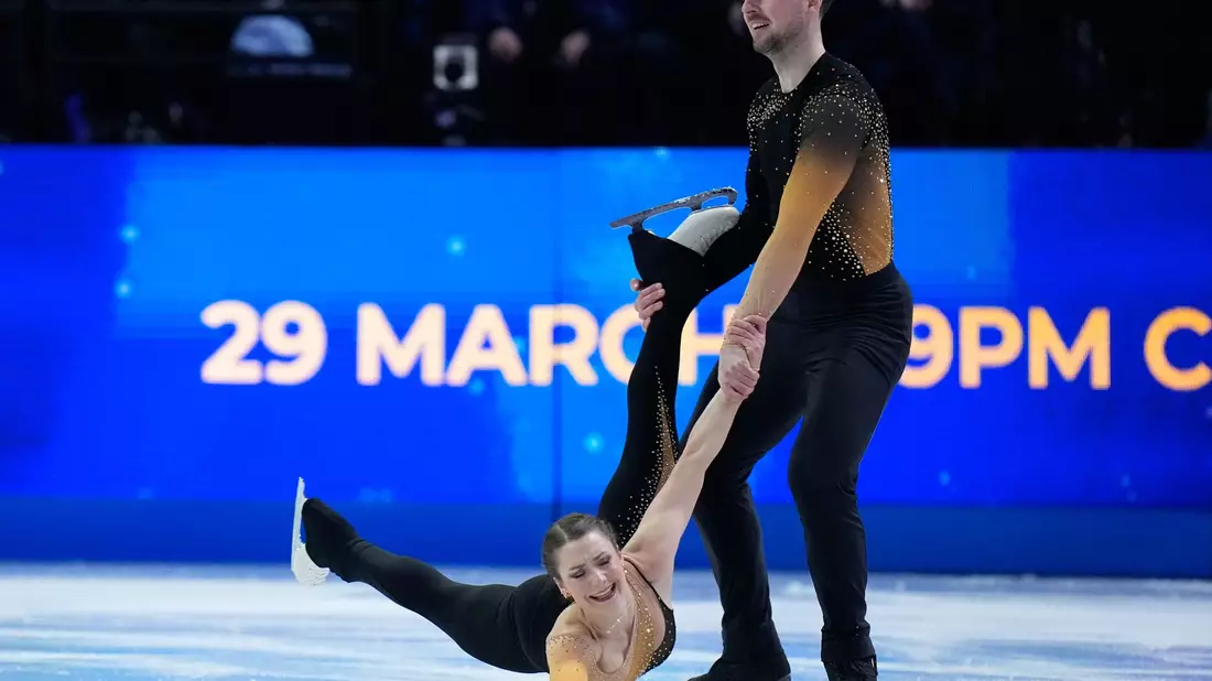 Annika Hocke und Robert Kunkel sind bei der Eiskunstlauf-WM in Prag nach einem Sturz im Kurzprogramm Zehnter. - Bild: Petr David Josek/AP/dpa
