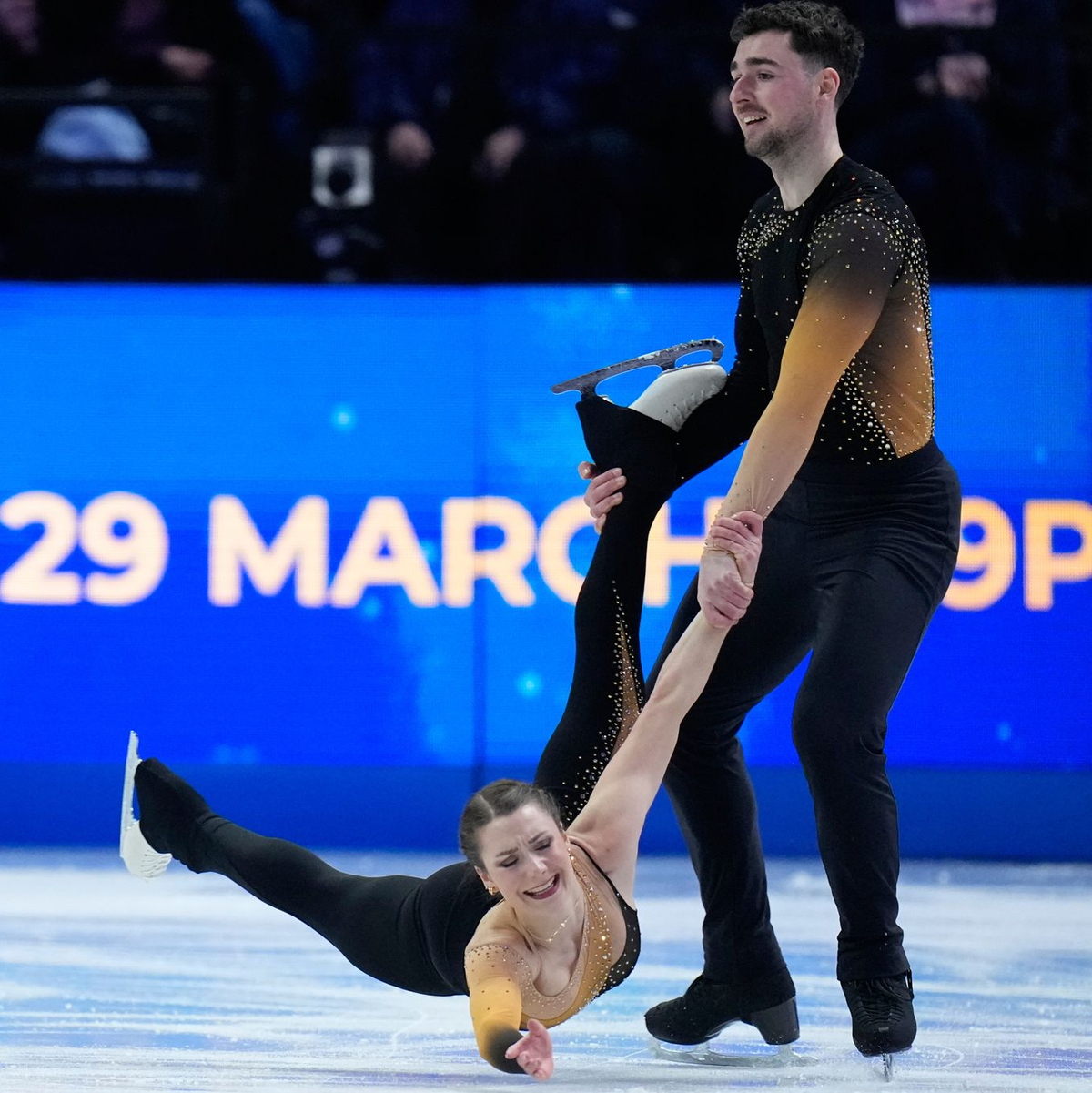 Annika Hocke und Robert Kunkel sind bei der Eiskunstlauf-WM in Prag nach einem Sturz im Kurzprogramm Zehnter. - Foto: Petr David Josek/AP/dpa