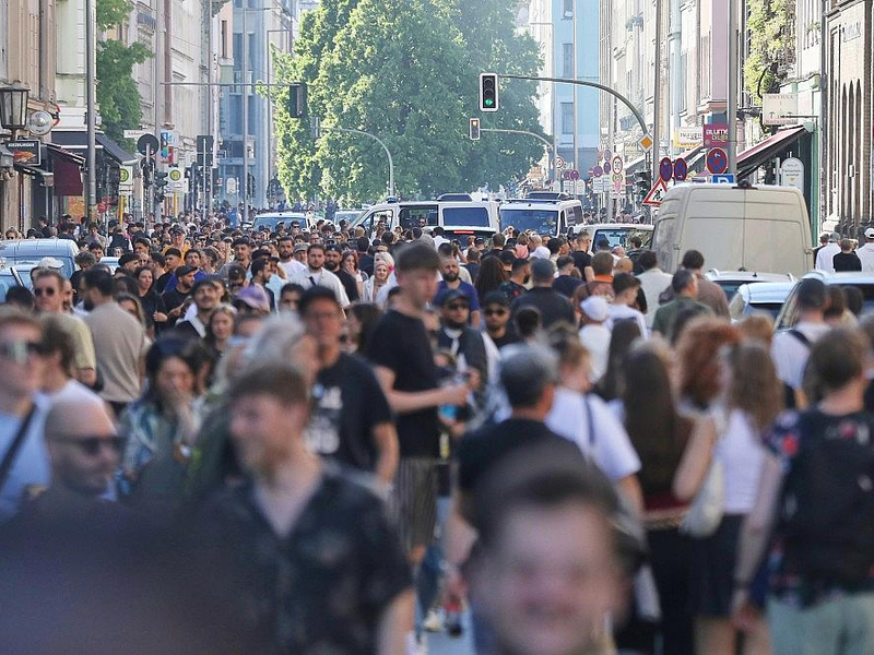 Menschenmassen (Archiv) - Foto: via dts Nachrichtenagentur