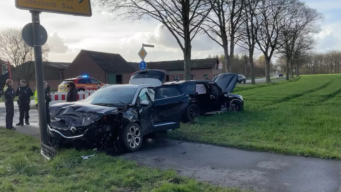 FW Alpen: Verkehrsunfall im Kreuzungsbereich mit zwei Hochvoltfahrzeugen - Bild: presseportal.de