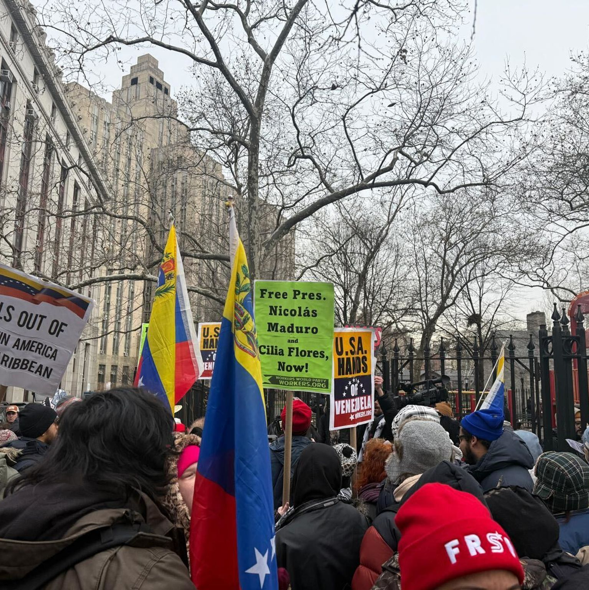 Beim ersten Gerichtstermin gab es Proteste von Kritikern und Befürwortern Maduros (Archivbild). - Foto: Anna Ringle/dpa